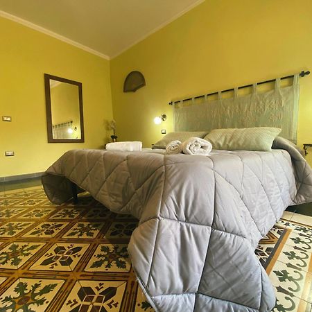Hotel Tra I Due Ponti à Bosa Extérieur photo