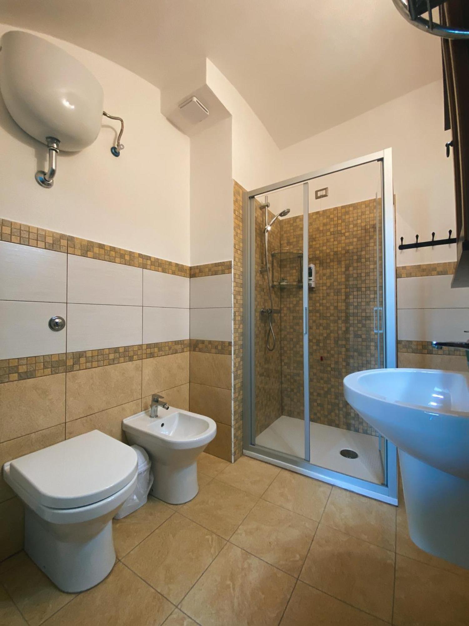 Hotel Tra I Due Ponti à Bosa Extérieur photo