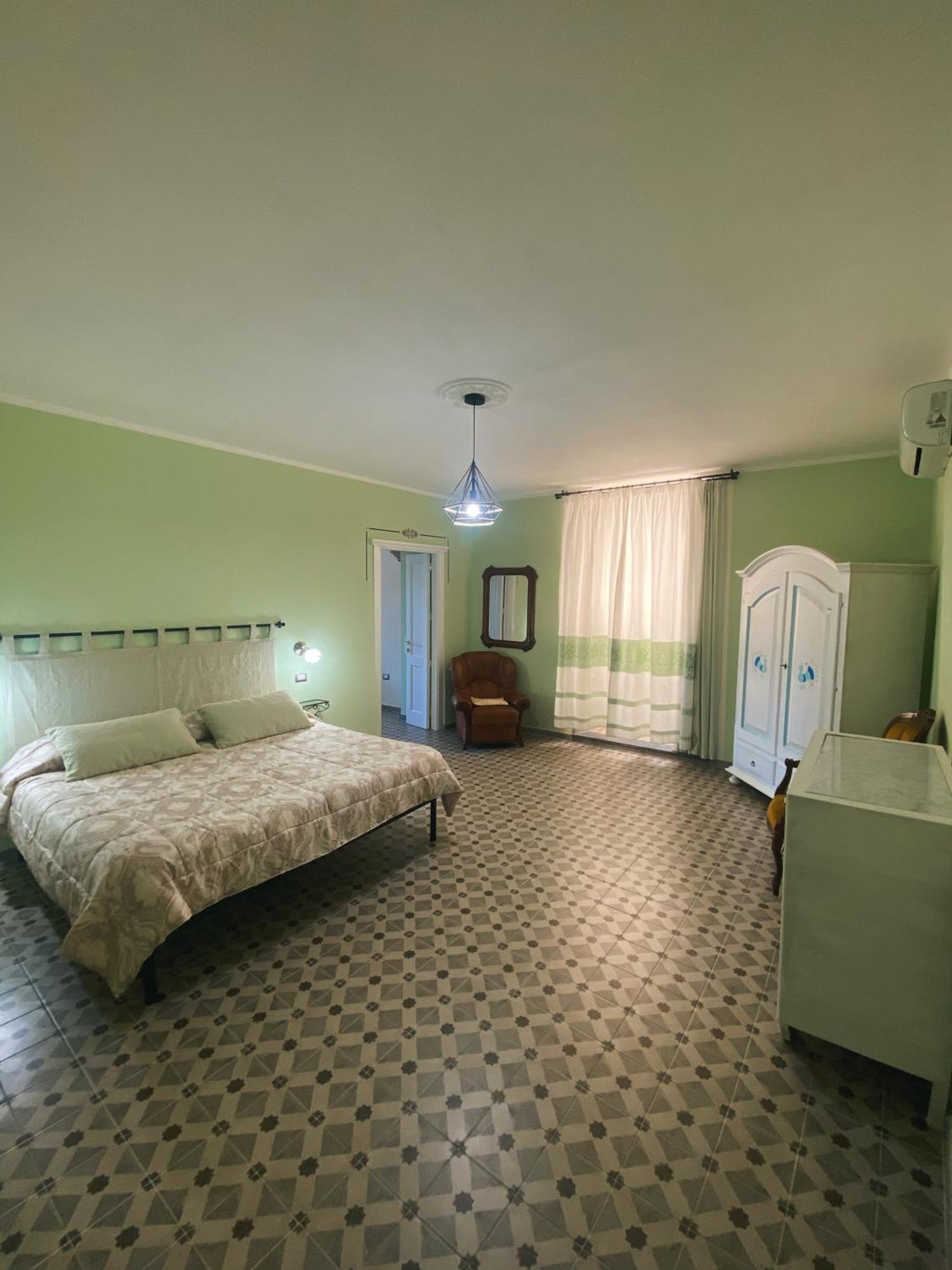 Hotel Tra I Due Ponti à Bosa Extérieur photo