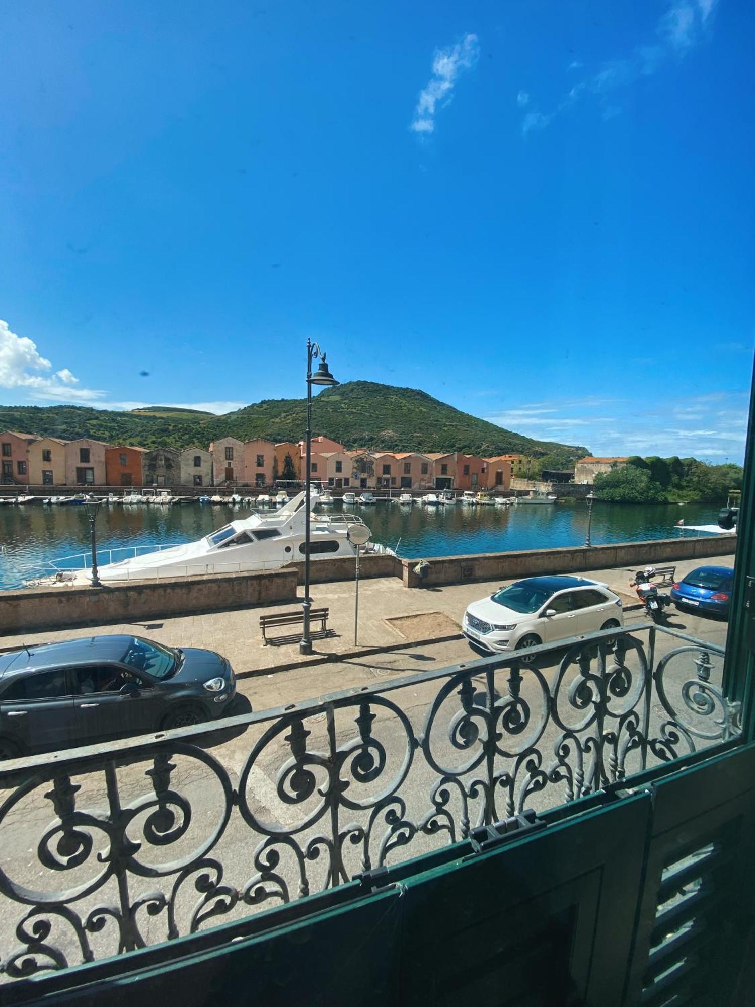 Hotel Tra I Due Ponti à Bosa Extérieur photo