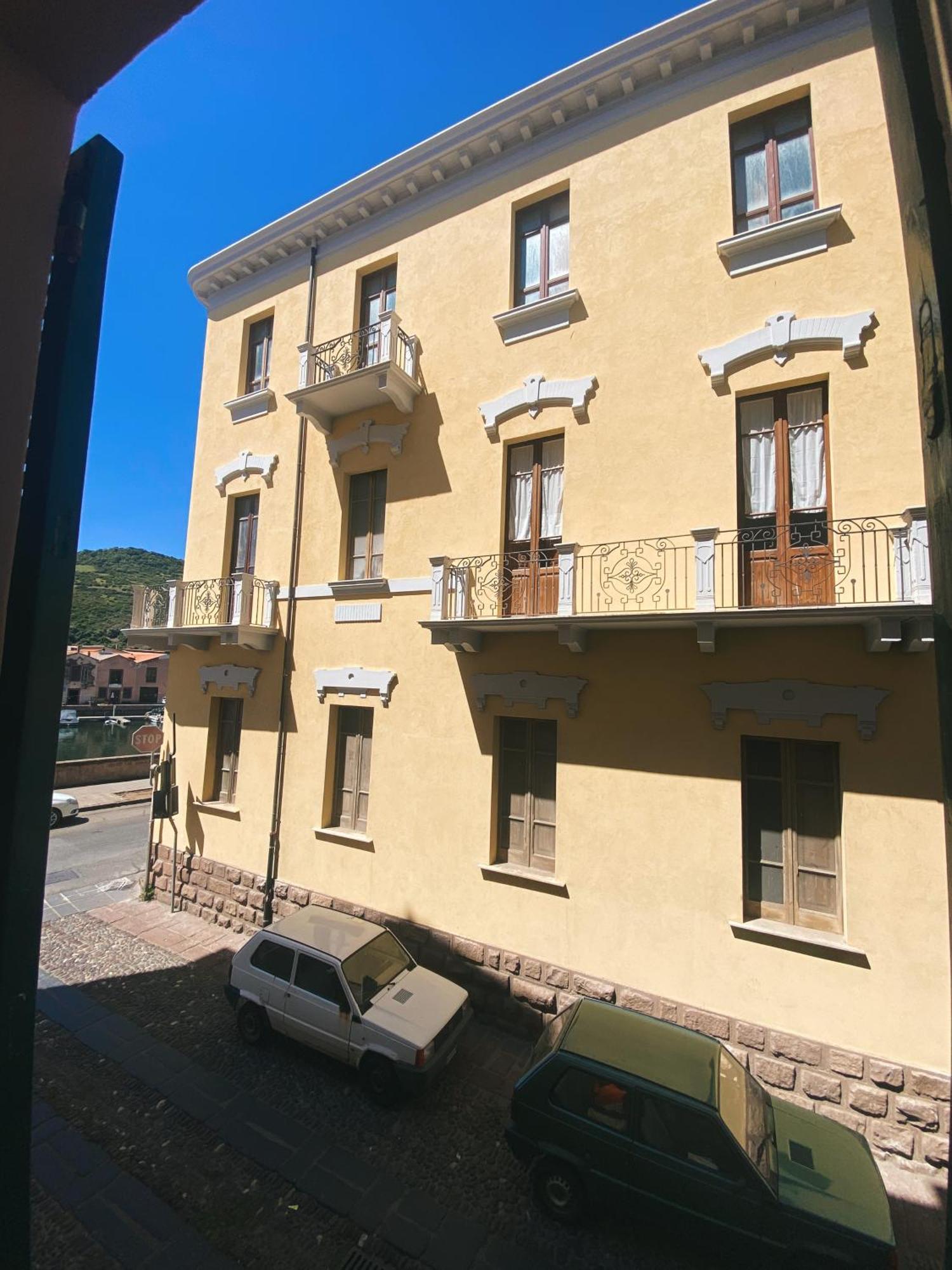 Hotel Tra I Due Ponti à Bosa Extérieur photo