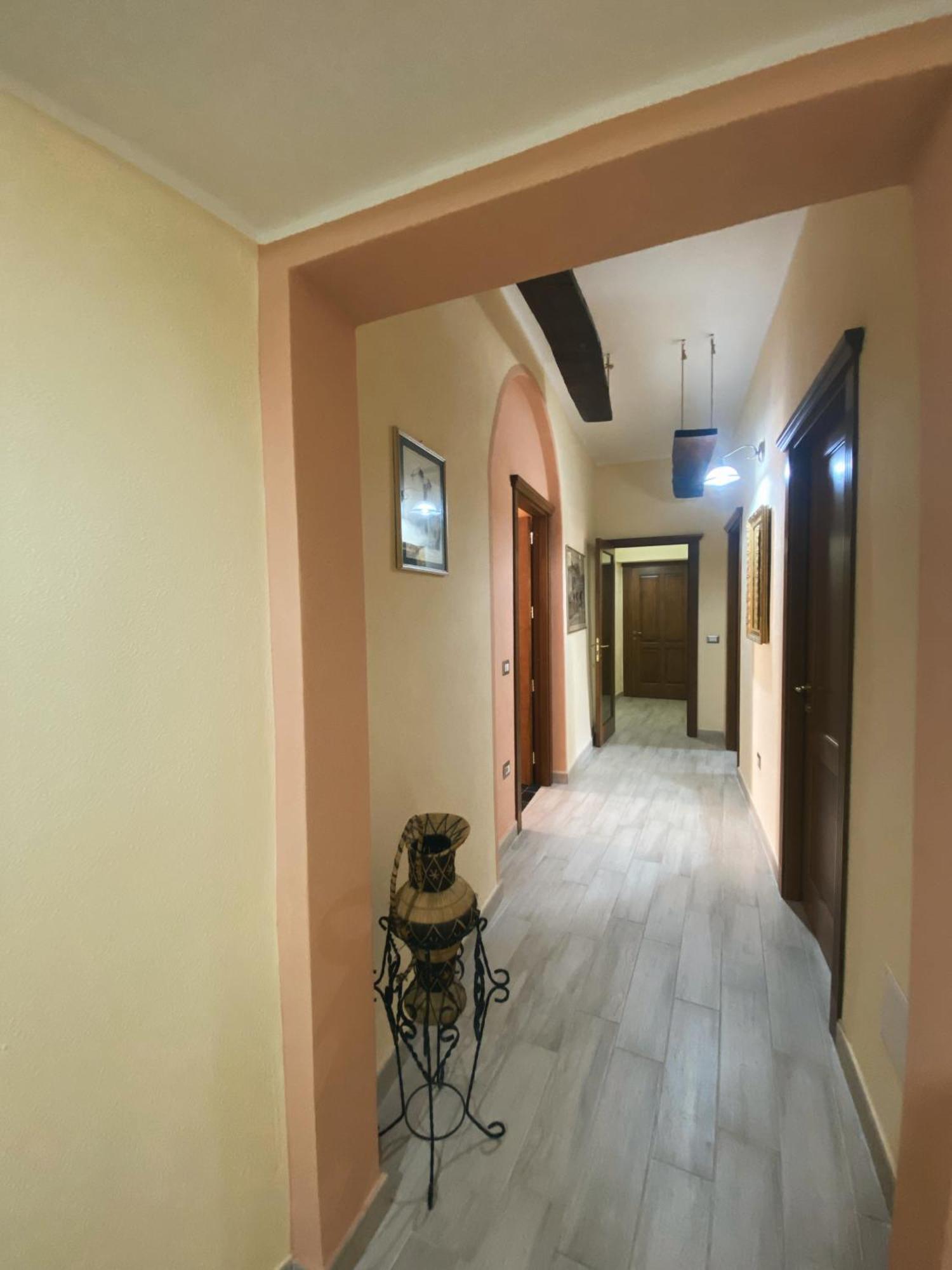 Hotel Tra I Due Ponti à Bosa Extérieur photo