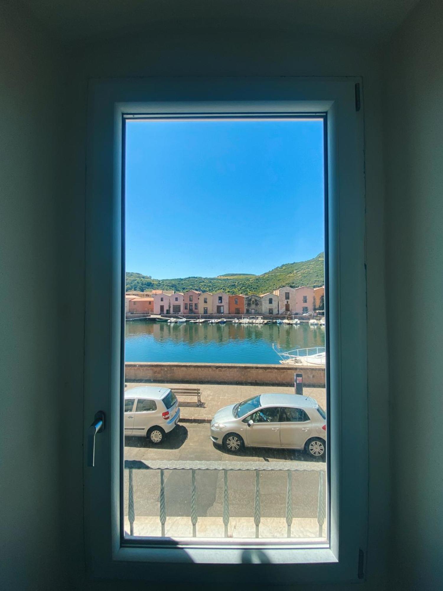 Hotel Tra I Due Ponti à Bosa Extérieur photo