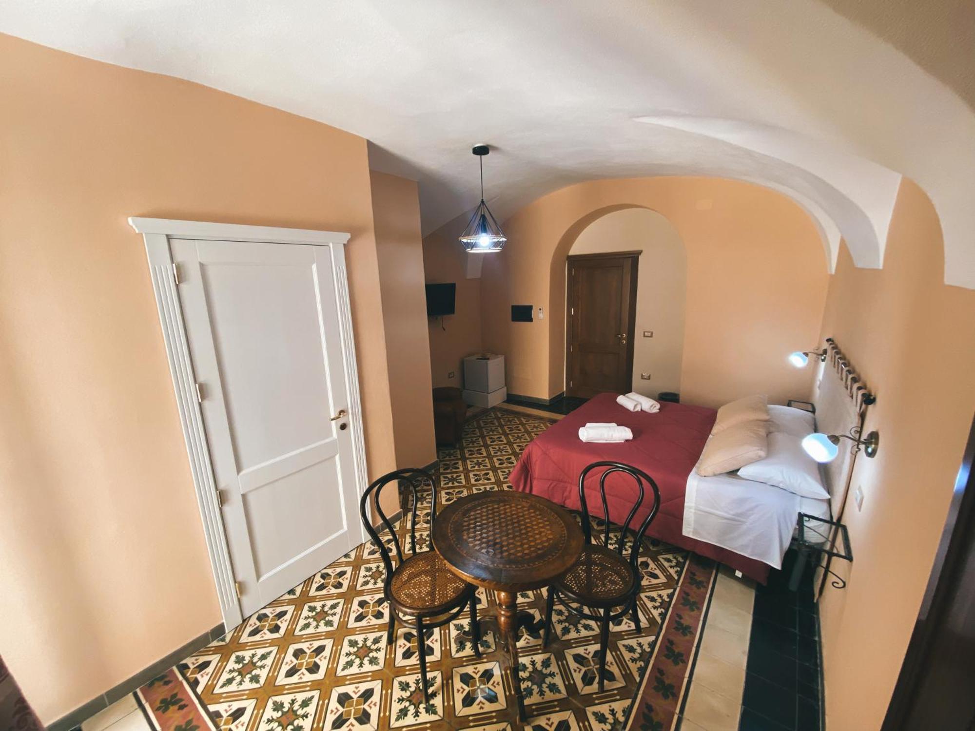 Hotel Tra I Due Ponti à Bosa Extérieur photo